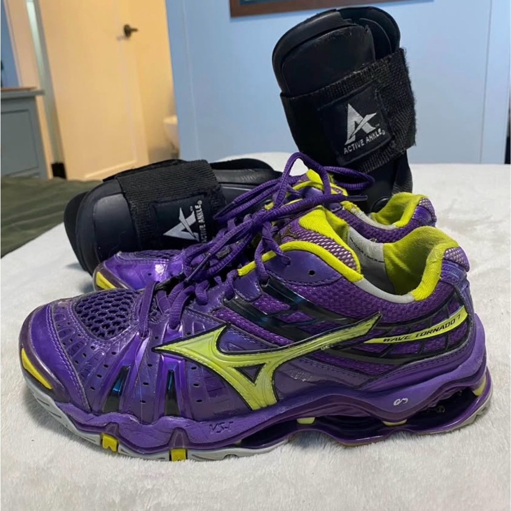 Mizuno Women's Tornado 7 Court shoes and ankle braces